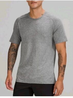 Lululemon Men's Metal Vent Tech Short Sleeve shirt in a heather green color XL